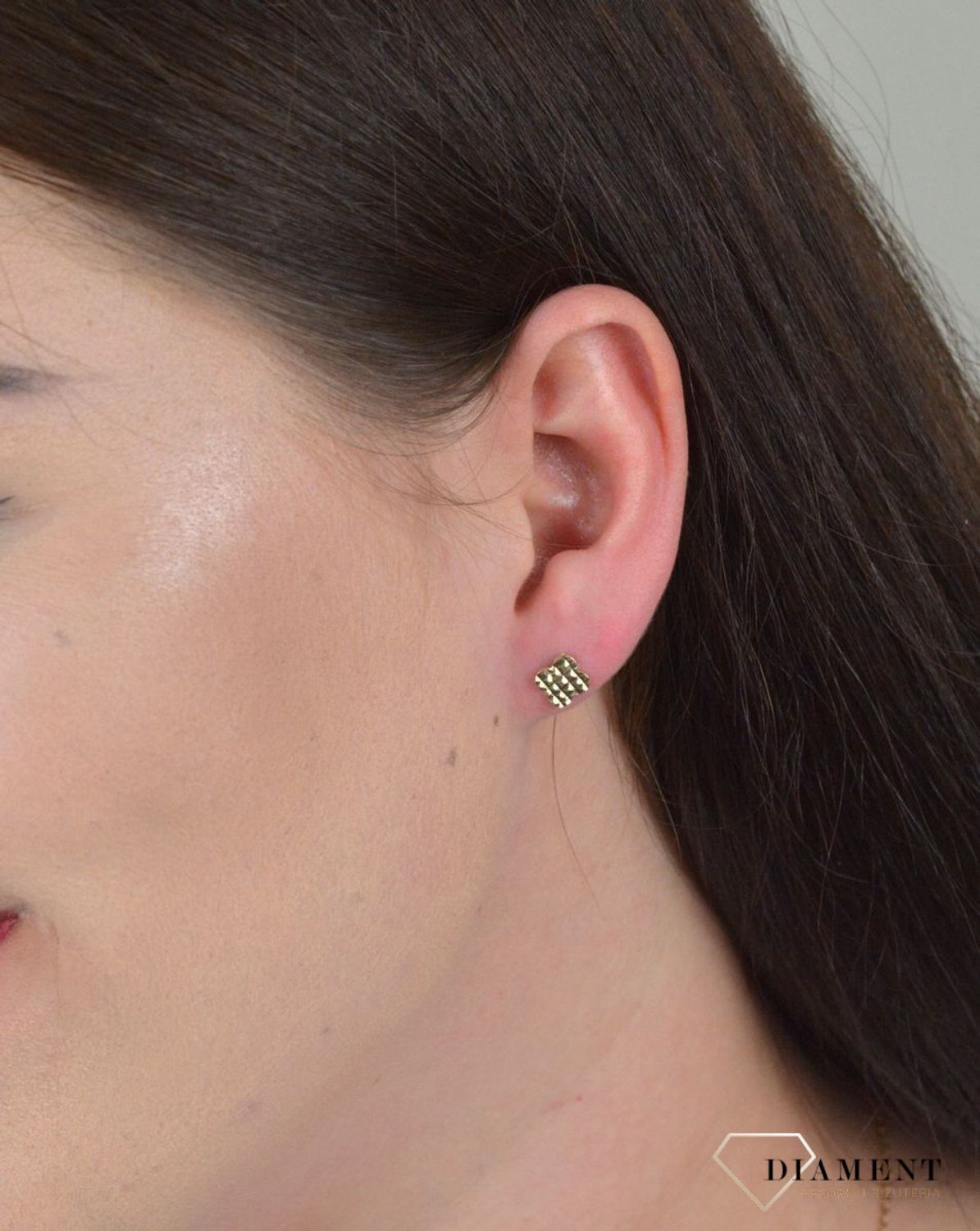 Złote kolczyki przy uchu czterolistna koniczynka KL 7391.jpg